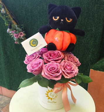 Pétalos Encantados por un Gato